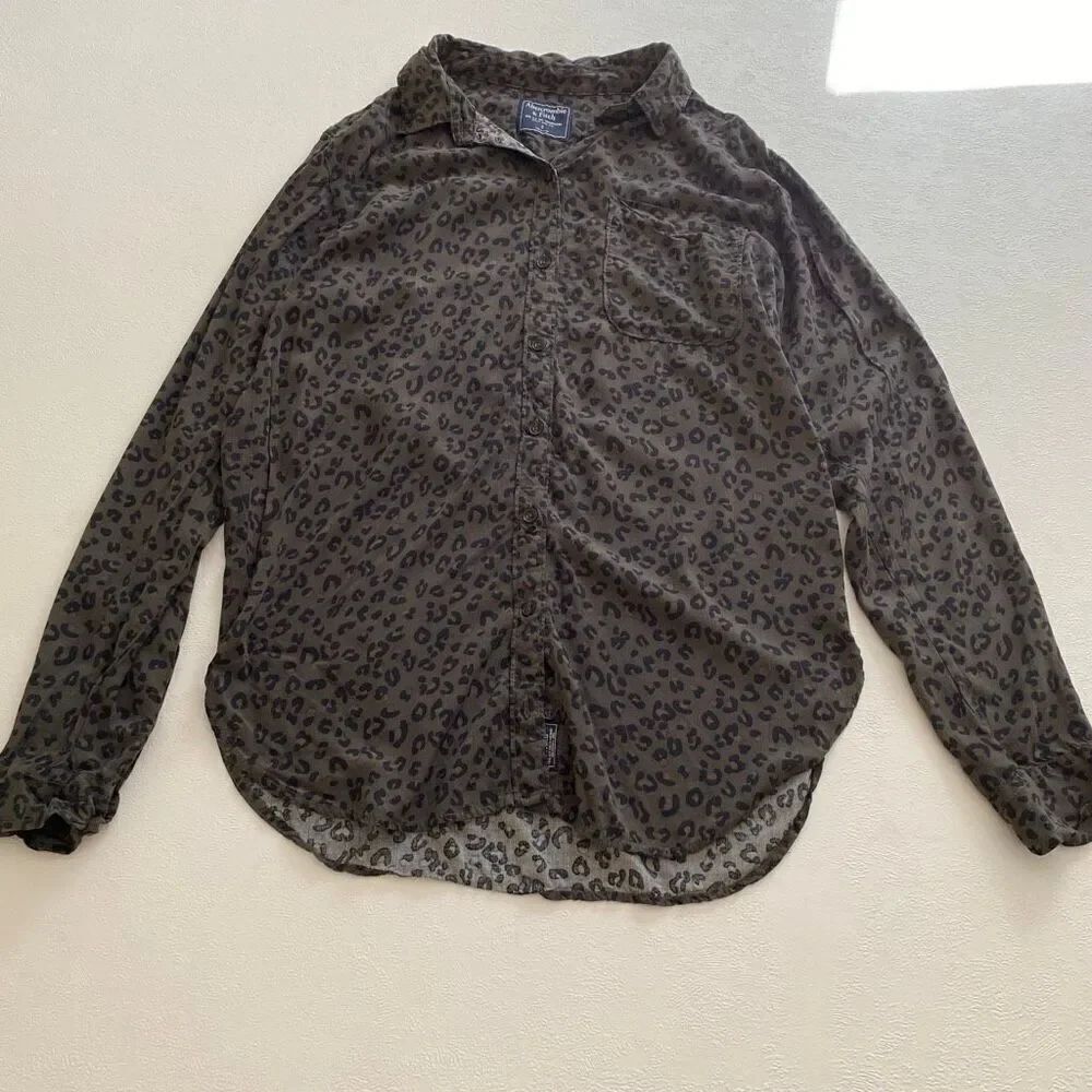 Abercrombie & Fitch Leopard Print Button Down Shirt Women’s Small